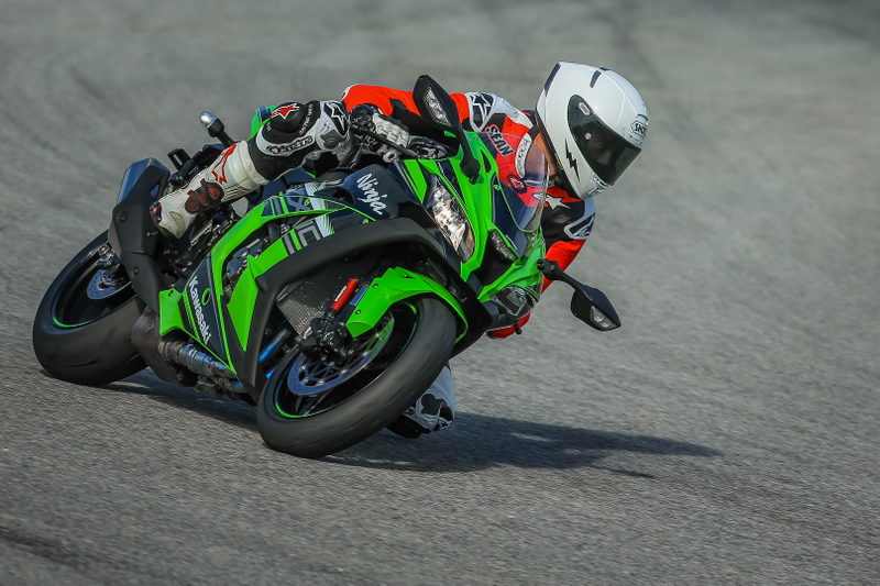 Illustration for article titled Ride Review: The 2016 Kawasaki ZX-10R Is The Amazing Superbike That Won't Kill You